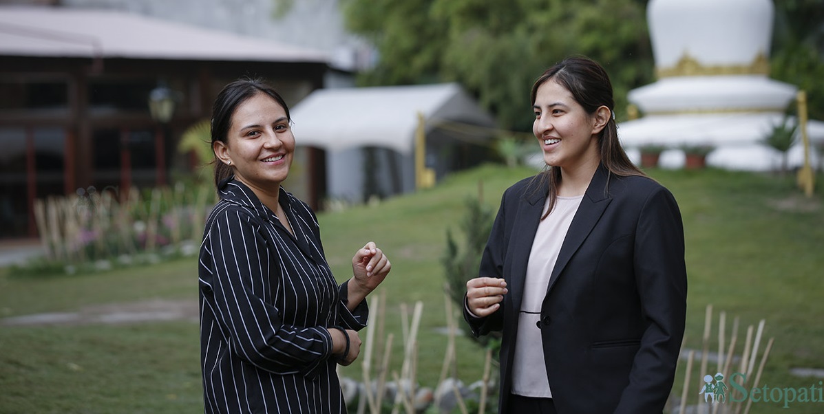 आयषा (बायाँ) र अनुष्का मल्ल। तस्बिरः नवीनबाबु गुरूङ/सेतोपाटी